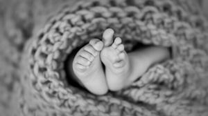 Relacionada pies-bebe-recien-nacido-envueltos-manta-punto-blanco-negro_1048944-770576.jpg