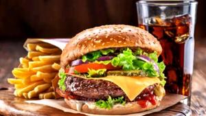 Relacionada principal_167958993-deliciosa-hamburguesa-con-cola-y-papas-fritas-sobre-una-mesa-de-madera-con-un-fondo-marron-oscuro.jpg