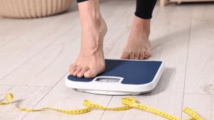 Relacionada woman-stepping-on-floor-scale-600nw-2465959171.jpg