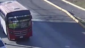 Relacionada camion-salio-proyectada-mujer-metepec.jpg