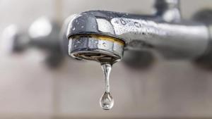 Relacionada close-up-of-a-leaking-faucet-with-water-droplets-forming-a-droplet-emphasizing-plumbing-issues-and-water-conservation-awareness-photo.jpg