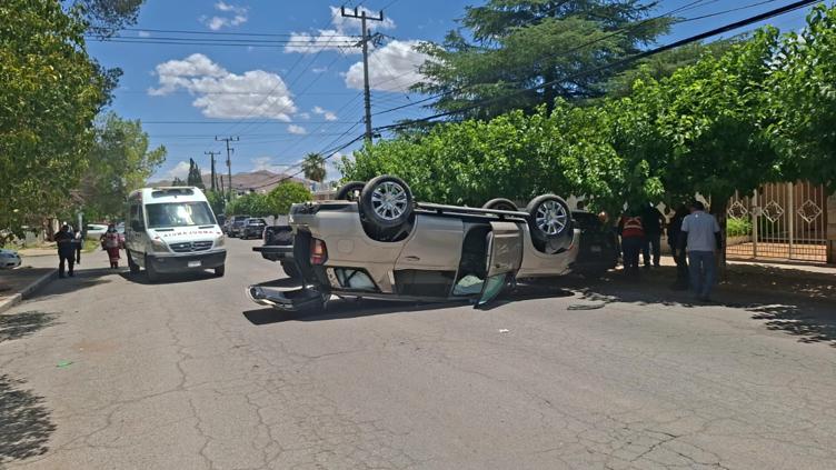 Vuelca Tahoe tras encontronazo con Sentra en la San Felipe