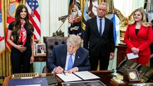Relacionada trumpfirmavacunas.jpg