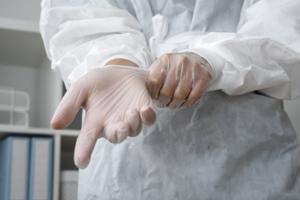Relacionada front-view-doctor-putting-gloves.jpg