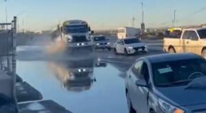 Relacionada video-cayo-camion-en-bache-oculto-por-inundacion-en-la-talamas.jpg