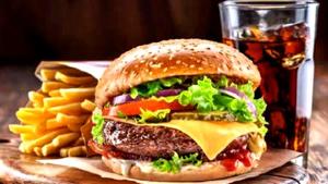 Relacionada principal_principal_167958993-deliciosa-hamburguesa-con-cola-y-papas-fritas-sobre-una-mesa-de-madera-con-un-fondo-marron-oscuro.jpg